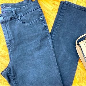 Gloria Vanderbilt, black jeans, size 12, slim leg, all around slimming effect